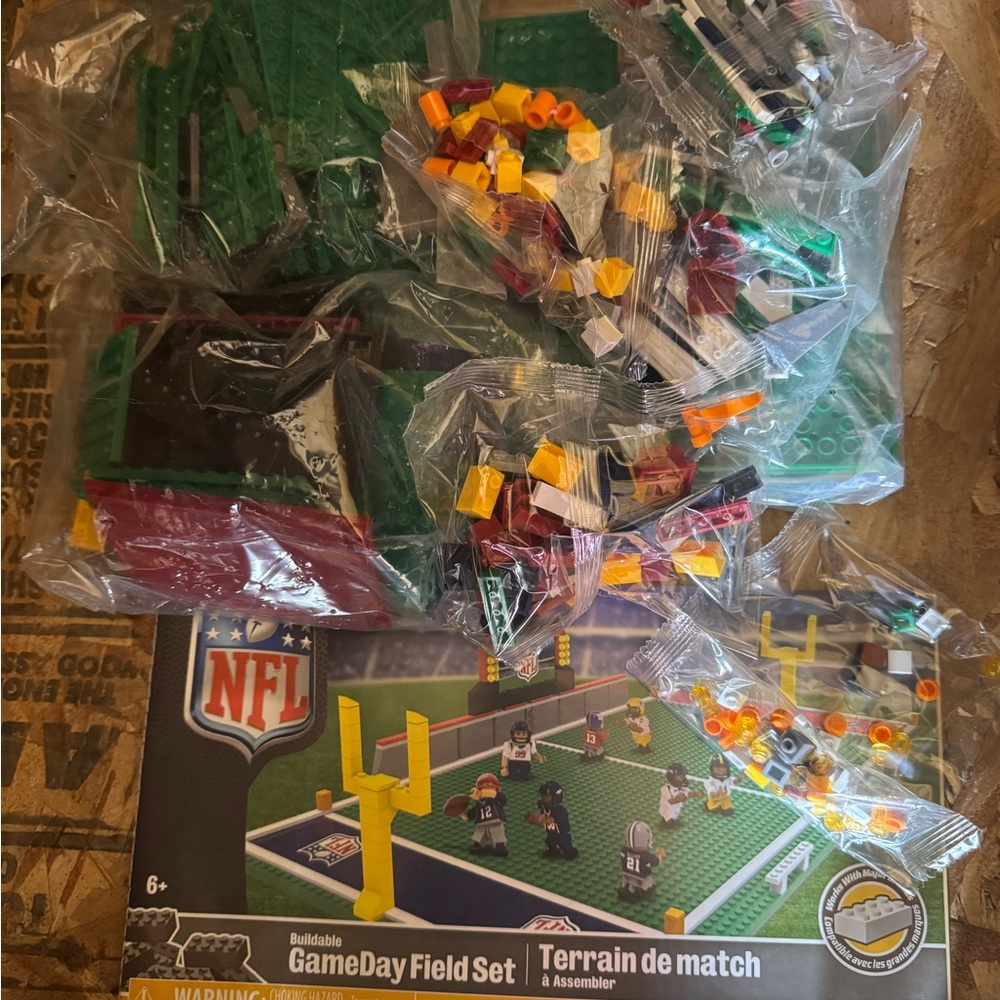 NFL Buildable GameDay Field Set - Green Play Field with Yellow Goalposts - Picture 3 of 6